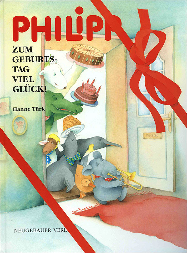 Die Abbildung zeigt die Vorderseite des Buchs PHILIPP Zum Geburtstag viel Glück mit einer Illustration in der PHILIPP Posaune spielt und zusammen mit verschiedenen Tieren zu einer Haustür hereinkommt in einen Raum mit einem roten Teppich und kleinen Bilderrahmen an der Wand.